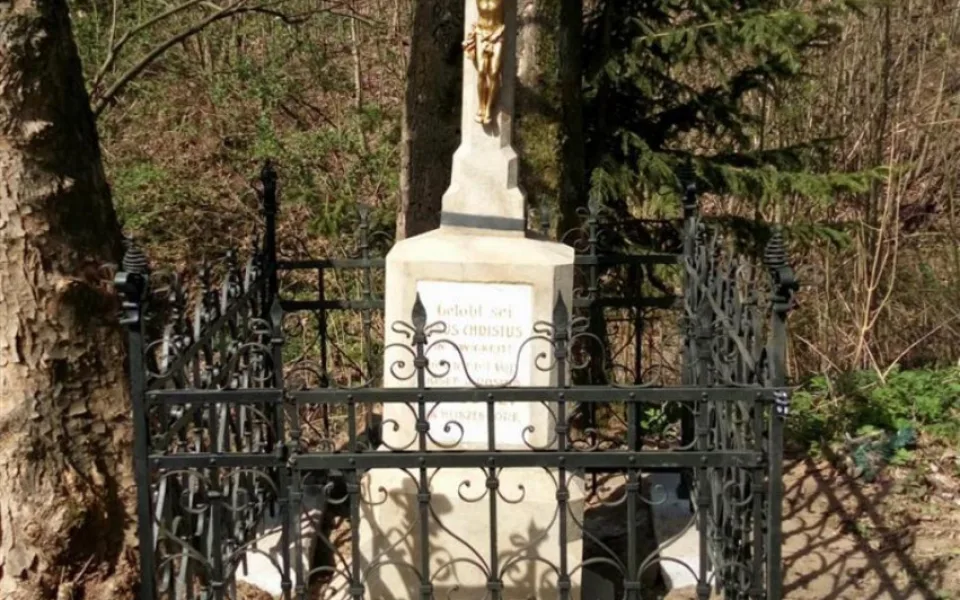 Křížek v Henčově má po roce novou kovanou ohradu