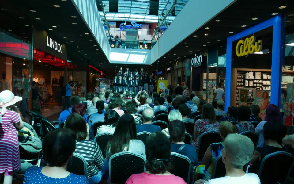 V neděli se v Cityparu koná Koncert pro maminku. Kromě hudby budou na místě drinky, líčení mnoho dalšího