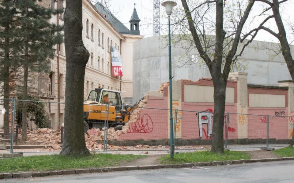 U autobusáku se bourá zeď, za kterou komunistický režim popravil jedenáct lidí. Nahradí ji aula VŠPJ