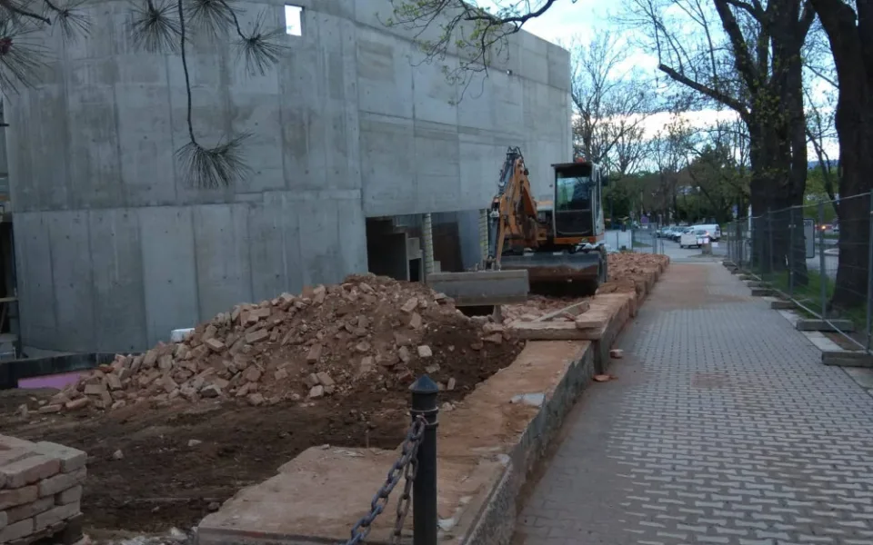 FOTOGALERIE: Zeď u autobusáku je kompletně zbourána. Porovnejte stejné místo před a po demolici