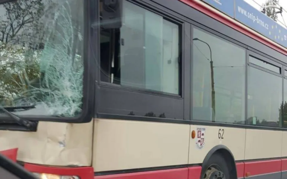 Nedaleko mlékáren na Jiráskově ulici se srazil trolejbus s osobákem. Jeden z řidičů se zranil