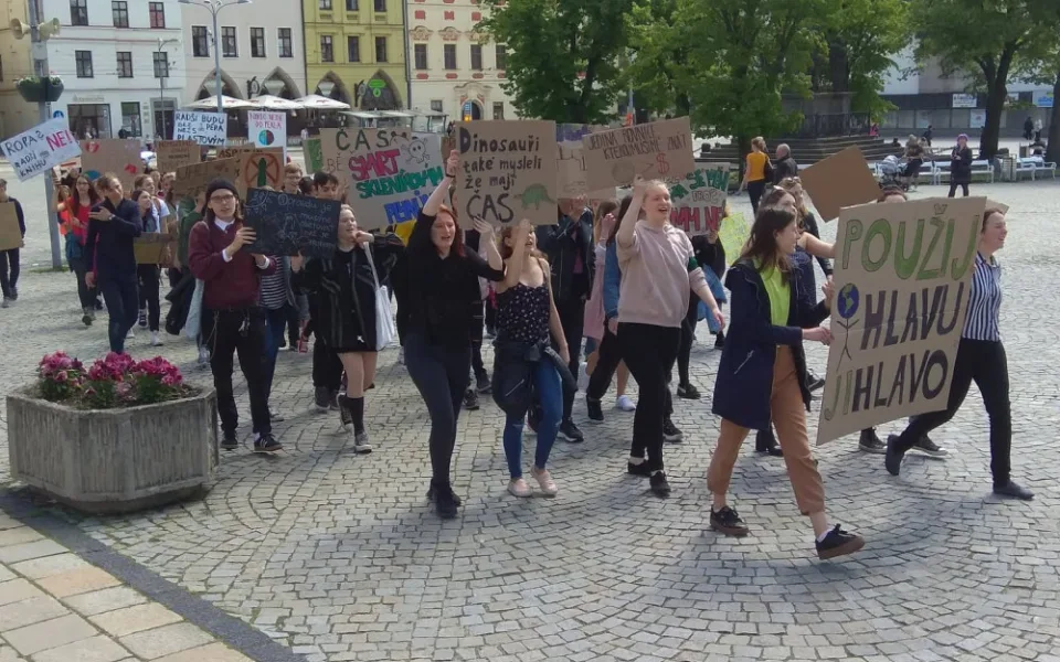 FOTO, VIDEO: Stávkující studenti vyšli do ulic, požadují lepší ochranu životního prostředí
