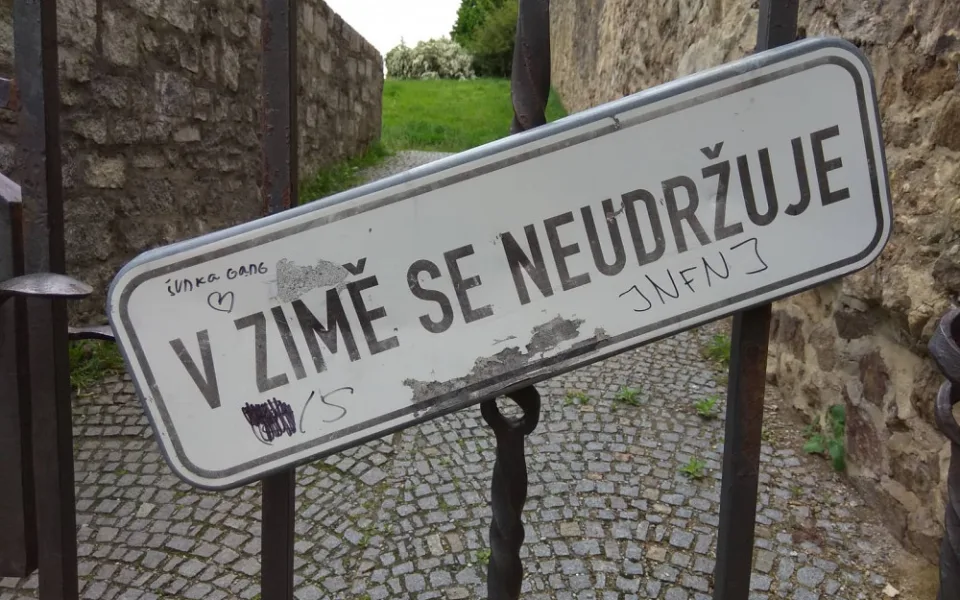 Dva mladí vandalové poničili tabule na jihlavských hradbách. Zadržela je hlídka městské policie