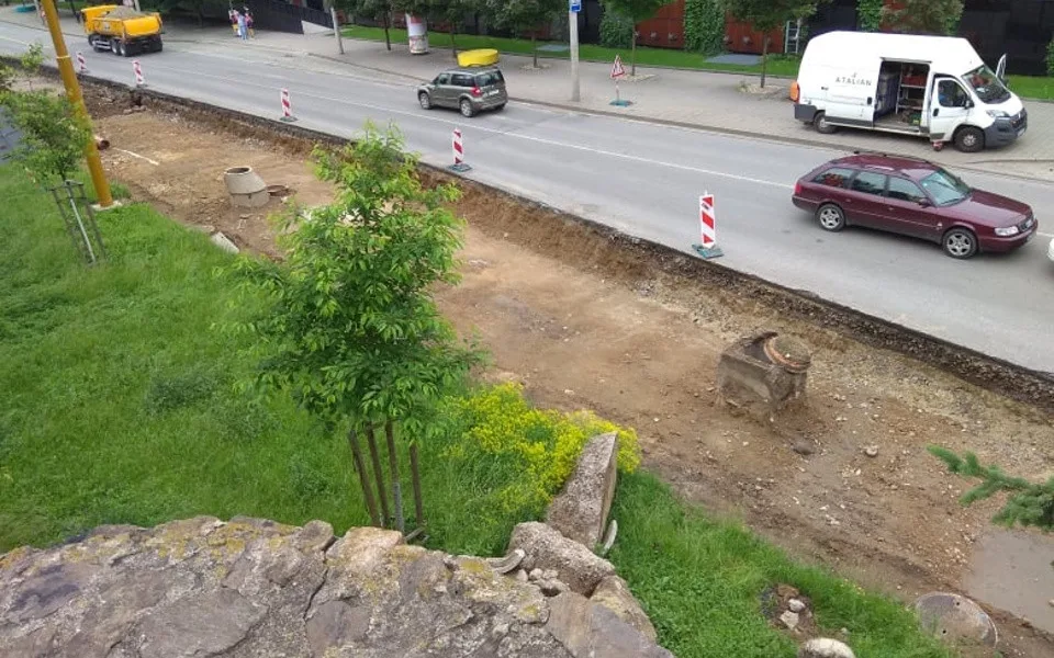 Práce na rozšíření Hradební ulice o BUS pruh již několik týdnů stojí kvůli špatné kanalizaci
