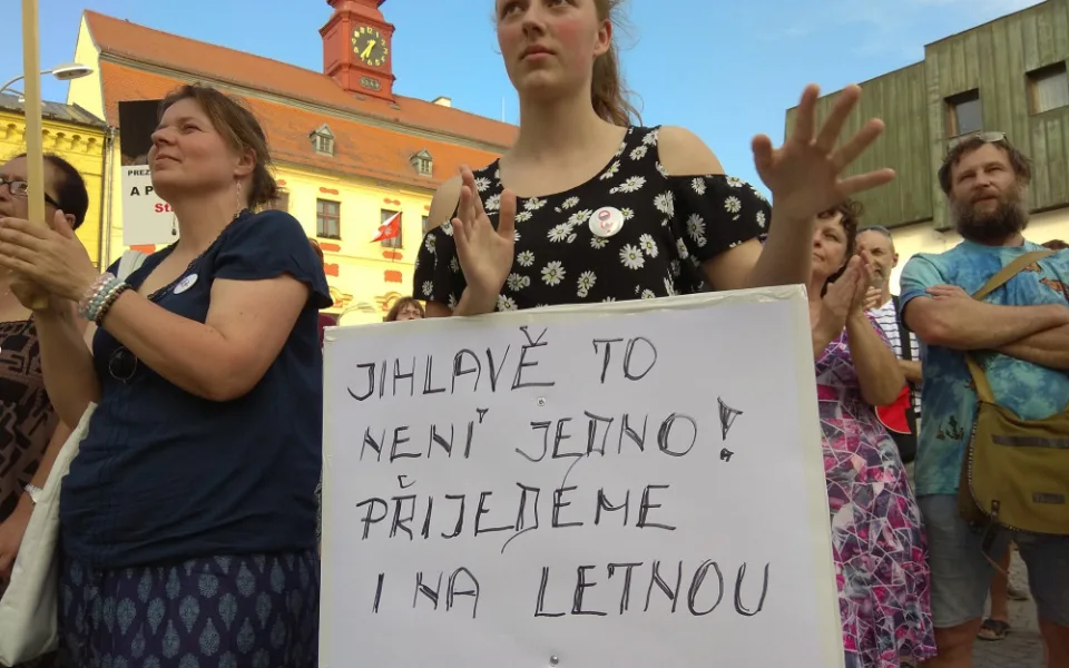 FOTO: Jihlavský protest za nezávislost justice počtvrté, na náměstí dorazilo zhruba 500 lidí