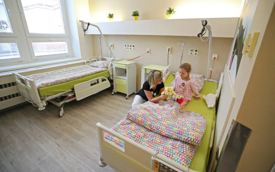 Dětští pacienti v jihlavské nemocnici mají opravený další pokoj. Je s motivy zvířat