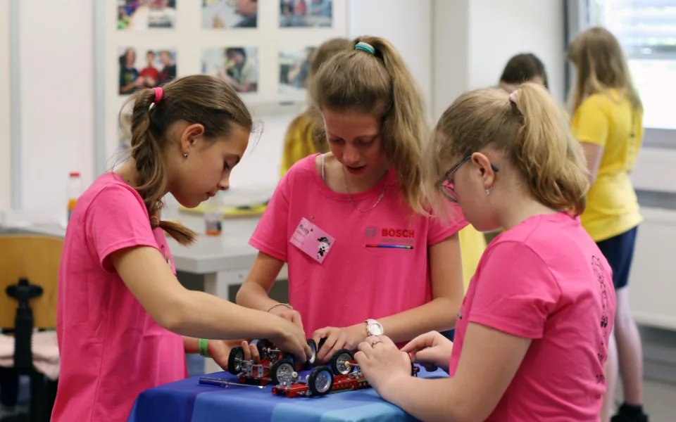 FOTO: Bosch Diesel uspořádal motivační akci Girls´ Day, děvčata pronikala do tajů techniky