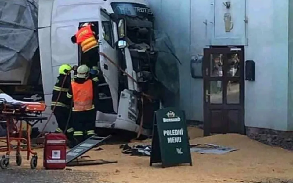V obci Kámen se srazily dva náklaďáky. Na silnici se vysypala kukuřice