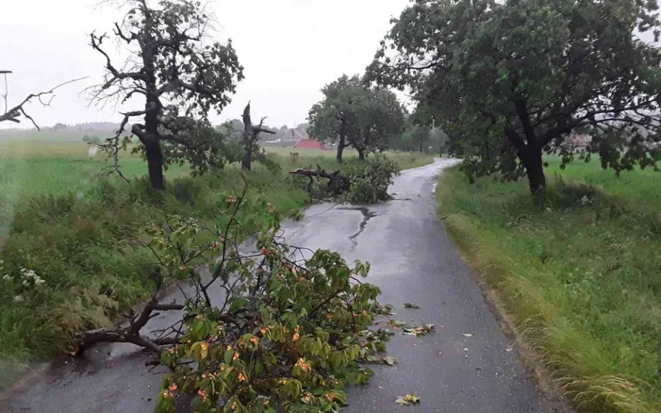 Vysočinou se prohnala bouřka. Za dvě hodiny měli hasiči přes dvacet výjezdů