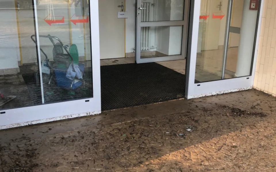Voda se dostala do novoměstské nemocnice. Ambulance se musely uzavřít