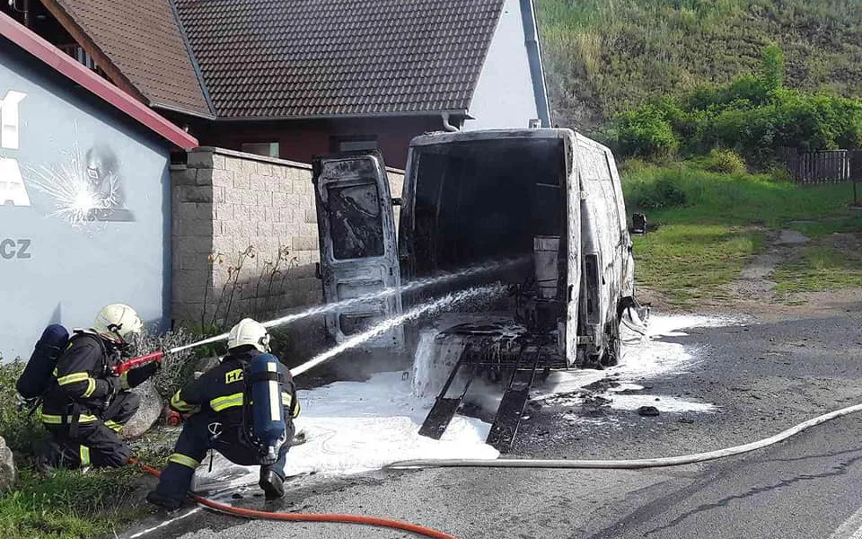 Hasiči bojují s požárem dodávky. Hasební práce komplikují převážené tlakové lahve