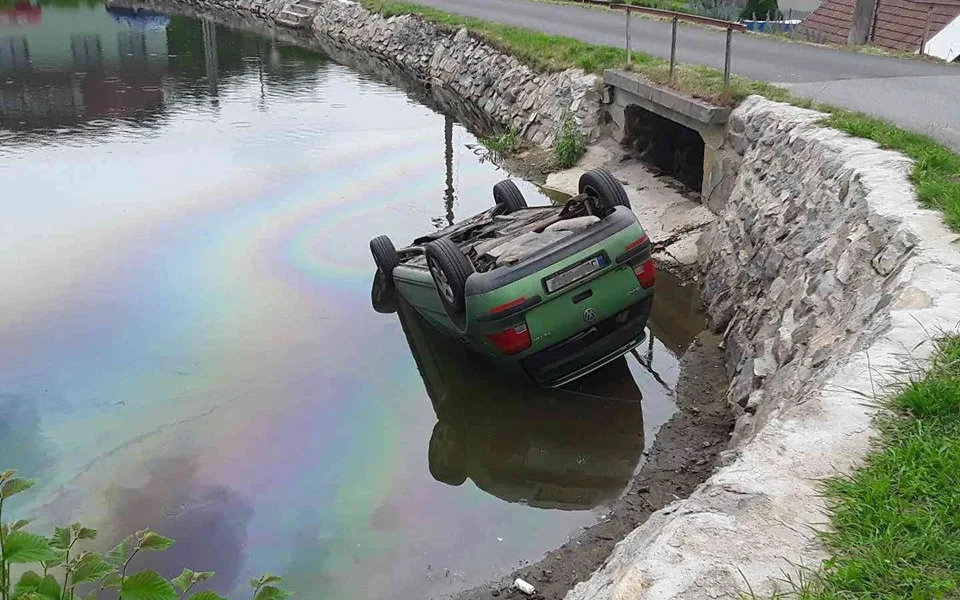 V Panské Lhotě sjelo auto do rybníku, nehoda se obešla bez zranění