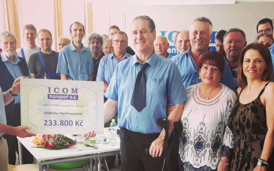 ICOM transport předal zraněnému řidiči Jindřichu Steinhauserovi šek na více než 233 tisíc korun