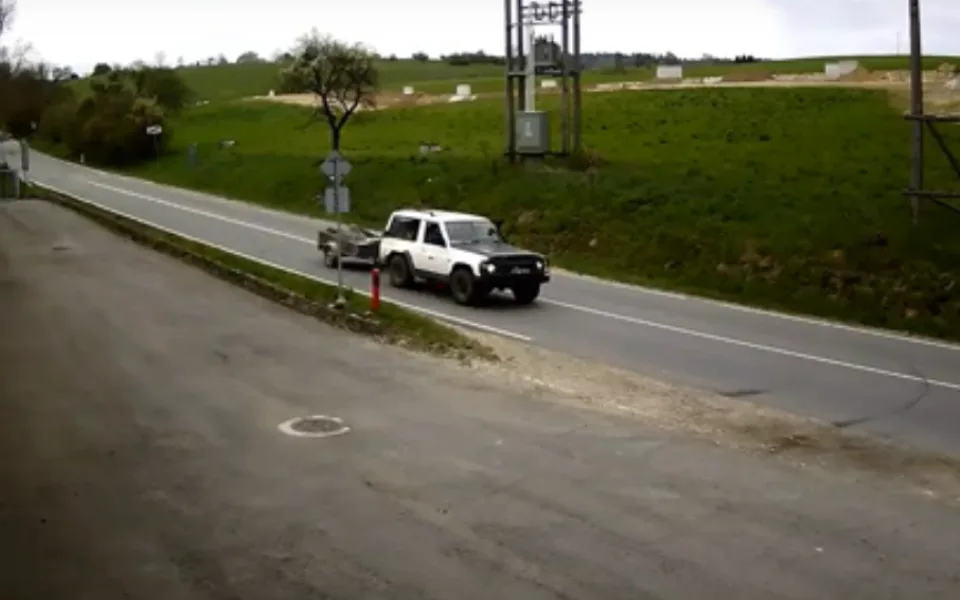 Zloděj v Batelově vykradl dvě garáže. Neznáte majitele auta na záznamu?
