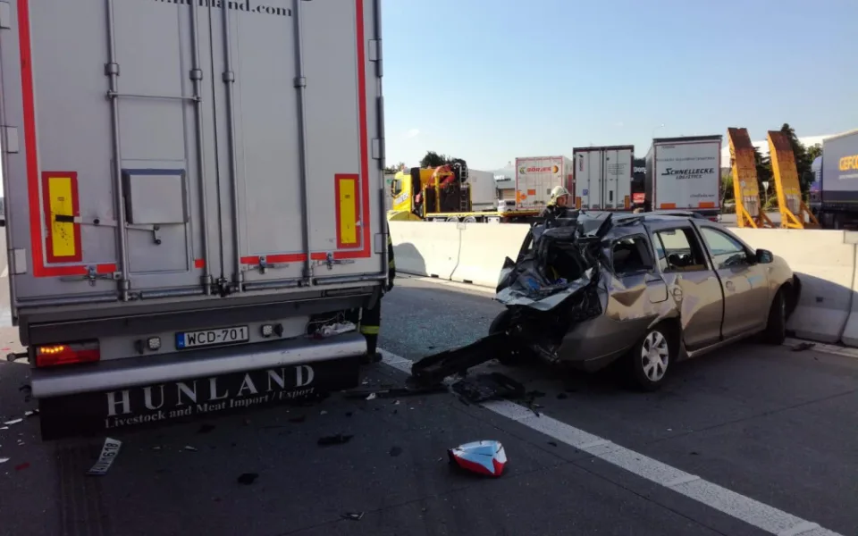 Dálnice D1 opět stála kvůli nehodě tří aut. Pravděpodobnou příčinou byla nepozornost řidiče