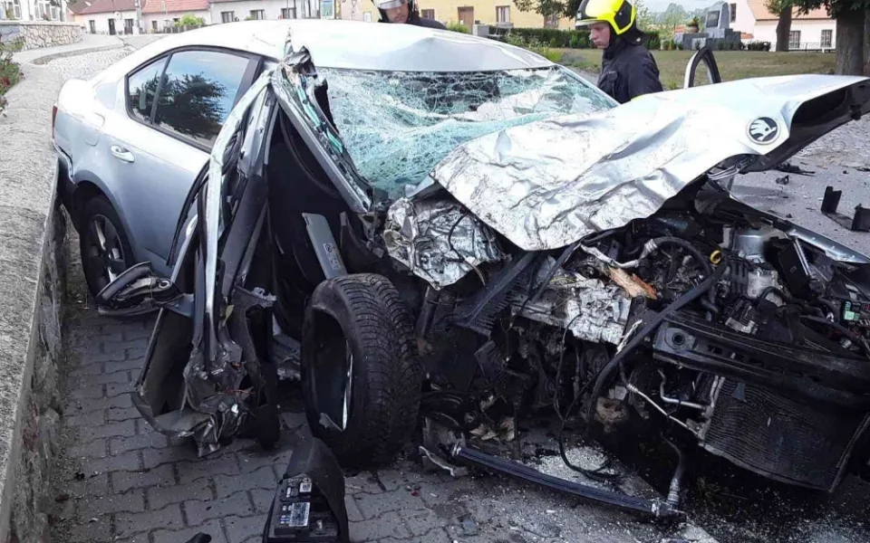 Řidič osobáku brzy ráno narazil do stromu. Jedna osoba skončila v péči lékařů