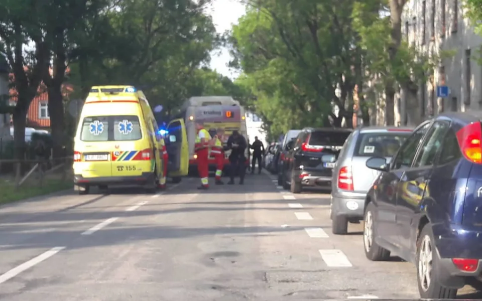 Řidič autobusu v Jihlavě srazil opilého chodce, který přecházel na nepřehledném místě