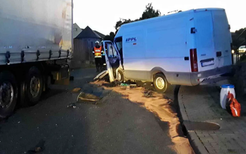 Při nehodě dodávky s nákladním autem se zranil jeden člověk. Skončil v nemocnici