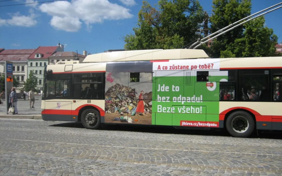 Jihlava bez obalu: Na novou kampaň ve městě upozorňují hned čtyři trolejbusy