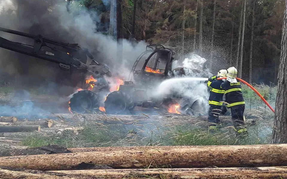 Na Třebíčsku shořel v lese těžební stroj, škoda je 15 milionů korun