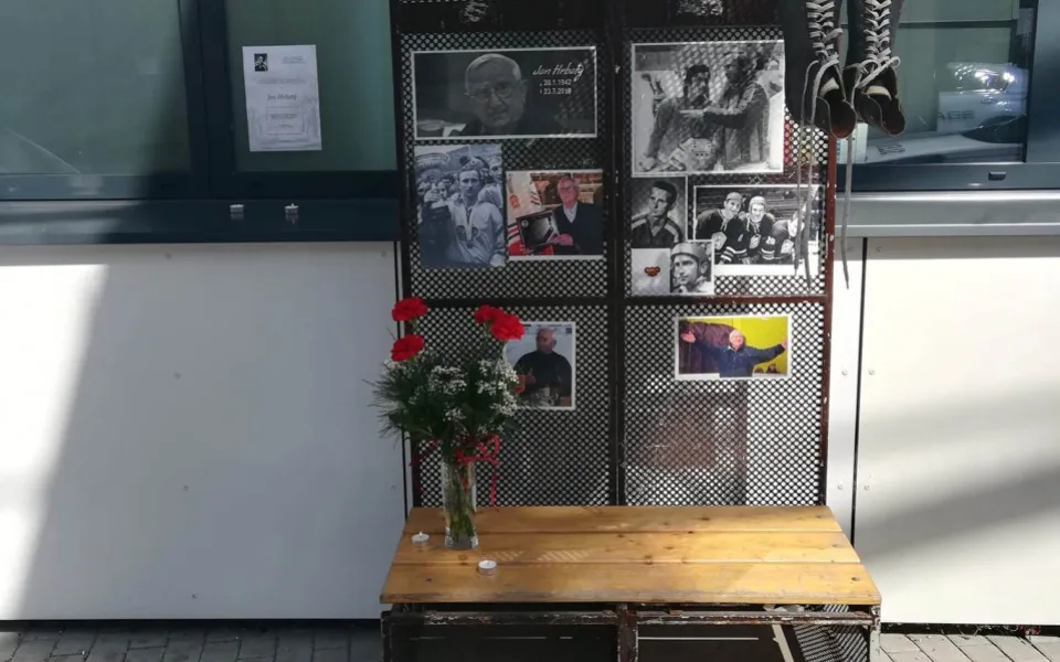 S legendou Janem Hrbatým se rozloučíme již v pátek. U zimáku vzniklo pietní místo