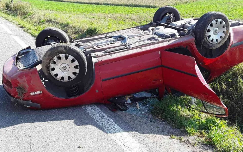Výsledkem nehody náklaďáku s osobákem je zraněná řidička. Její auto skončilo na střeše