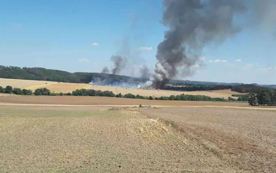 U Budíkovic na Třebíčsku hoří les a pole, na místě zasahuje deset jednotek hasičů