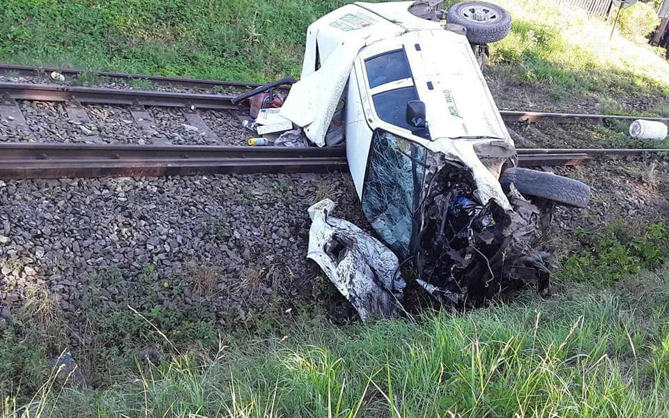 Na železničním přejezdu v Šimpachu se střetl vlak s osobním vozidlem, jeho řidič se zranil