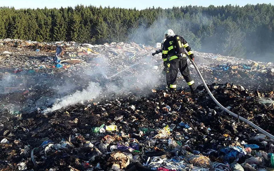 Hasiči v permanenci: Středa byla perná, hořelo na třech místech v kraji, škody šly do milionů