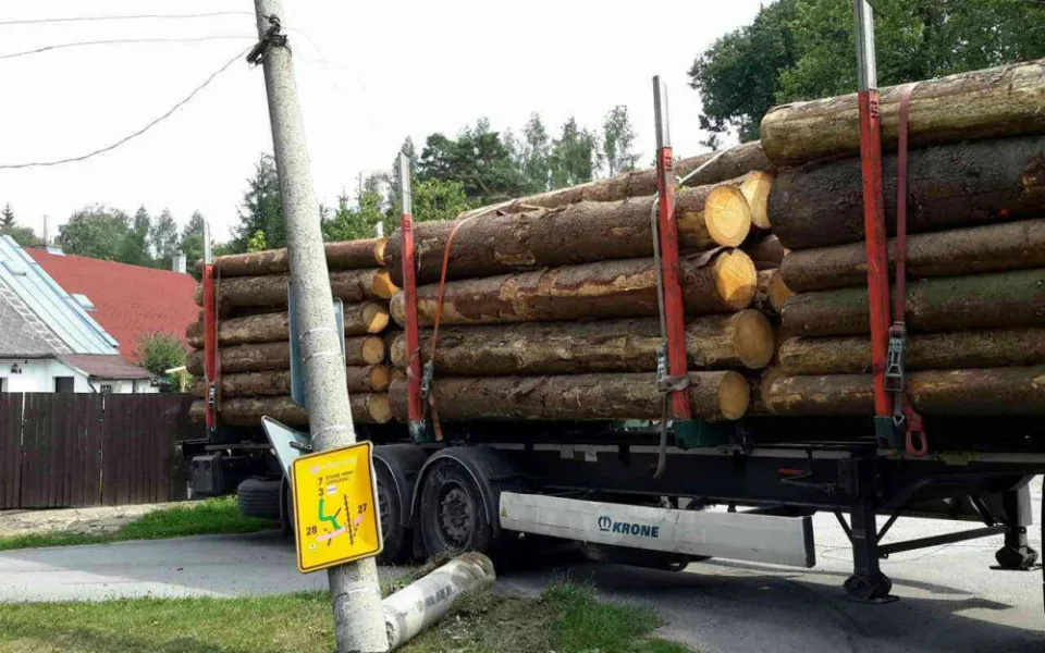 Tahač naložený dřevem přerazil v Rantířově sloup elektrického vedení