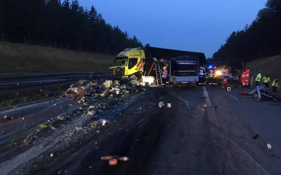 Nehoda dvou nákladních aut zablokovala dálnici D1 u Velké Bíteše