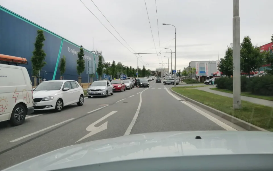 Chaos v dopravě nebo sekaná v housce za 10 Kč. V Jihlavě dnes otevřela nová prodejna s nábytkem