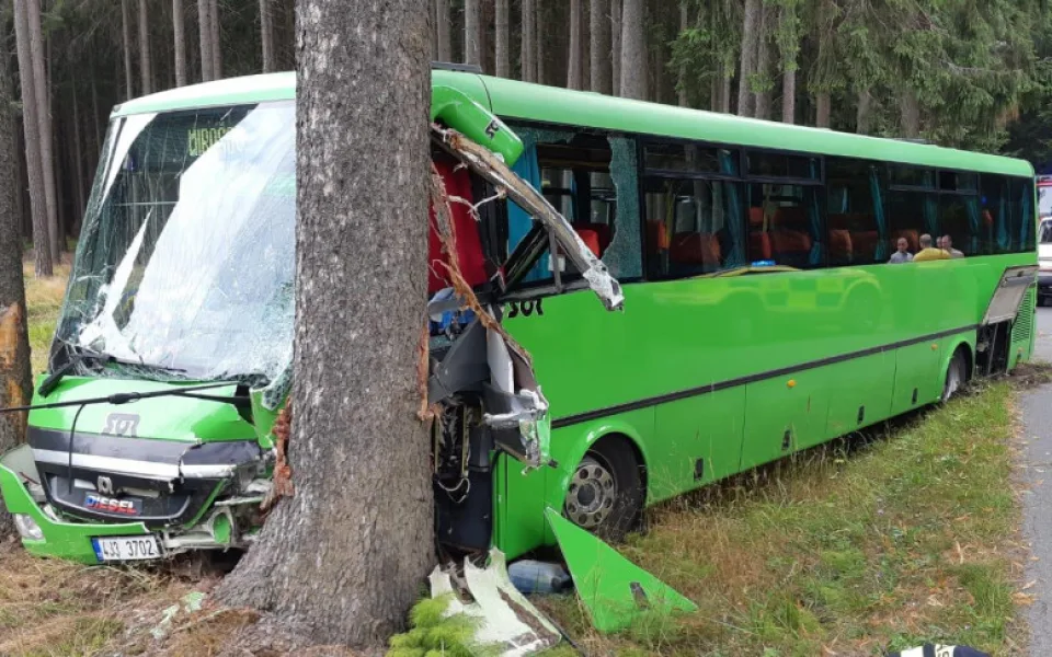 U obce Jámy na Žďársku havaroval autobus, na místě je patnáct zraněných