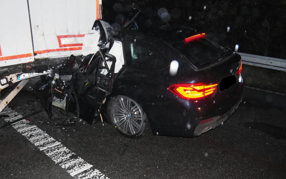 Řidič BMW jel na D1 příliš rychle, dostal smyk a narazil do náklaďáku. Zraněním na místě podlehl