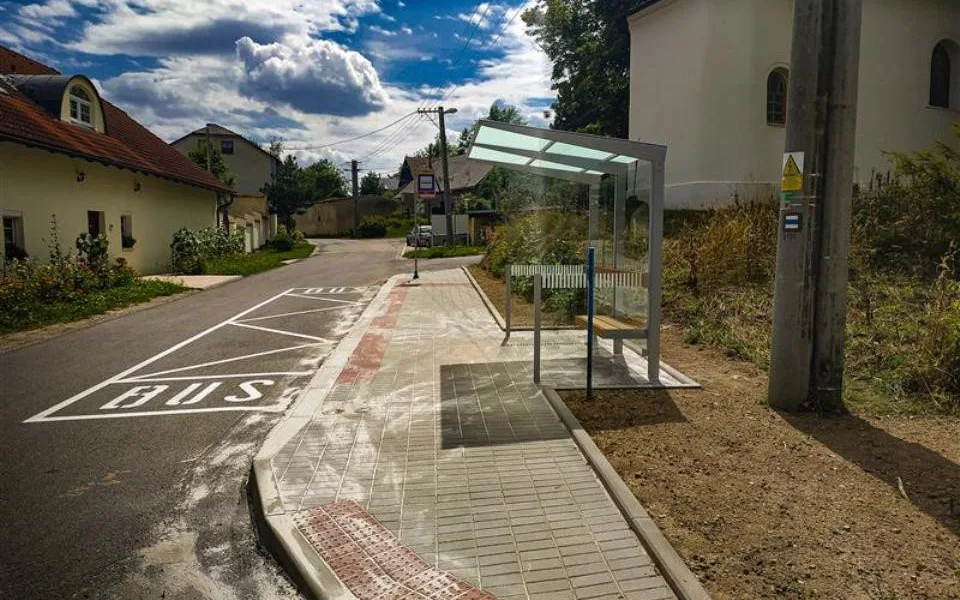 Lidem v Popicích slouží nová zastávka. Nahradila stávající betonovou čekárnu