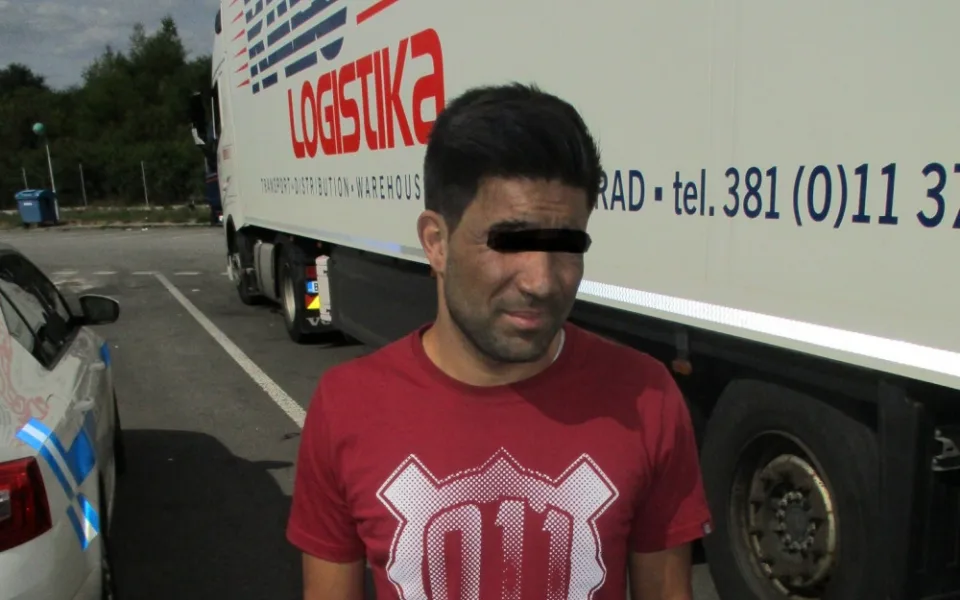Na rezervě návěsu po D1 cestoval cizinec bez dokladů. Ukázalo se, že je z Afghánistánu