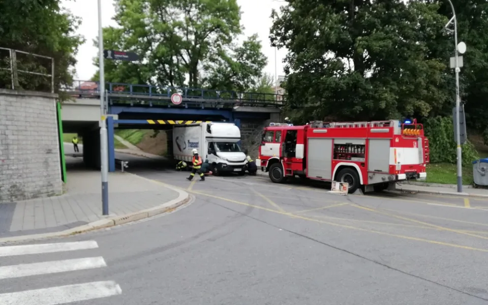 Na příjezdu do Třebíče několikakilometrové kolony. Kvůli řidiči, který se „nevešel“ pod viadukt