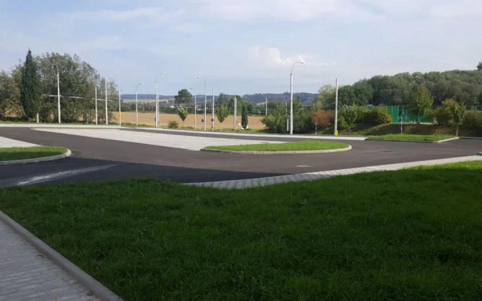 O měsíc a půl dříve, navíc levněji. Na Horním Kosově se v pondělí otevře nové parkoviště