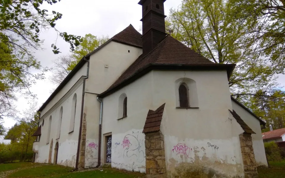 Kostel na Jánském kopečku trpí neustálou činností vandalů. Do takové míry jsem se s tím ještě nesetkal, říká farář