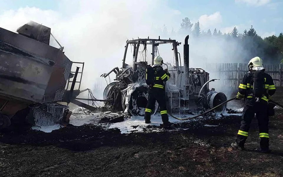 Na Havlíčkobrodsku hořel traktor a lis, škoda je bezmála 4 miliony