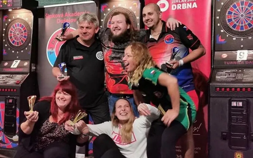 O výsledky tolik nešlo. Během charitativního šipkového turnaje se pro nemocnou Nikolku vybralo skoro 15 tisíc