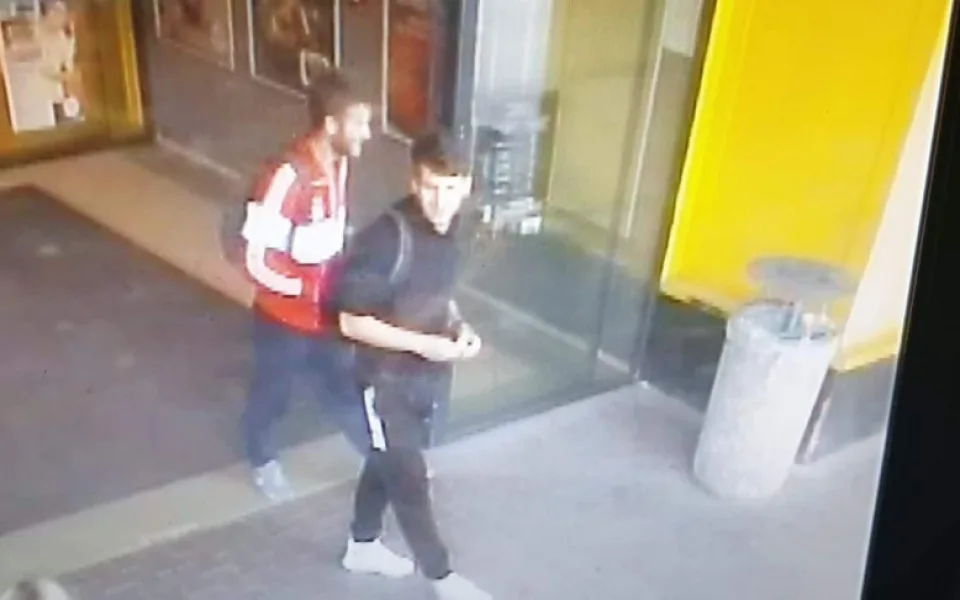 PÁTRÁNÍ: V jihlavském obchodním domě se ztratila peněženka. Policie nyní hledá dva muže