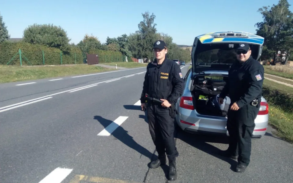 Nad silnicí I/38 létal policejní vrtulník. Akce Vrtule odhalila hlavně nesprávná předjíždění 