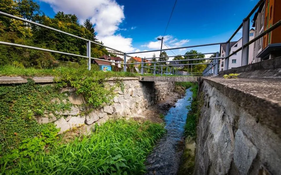Dobrá zpráva. Lávka pro pěší přes Koželužský potok je již průchodná