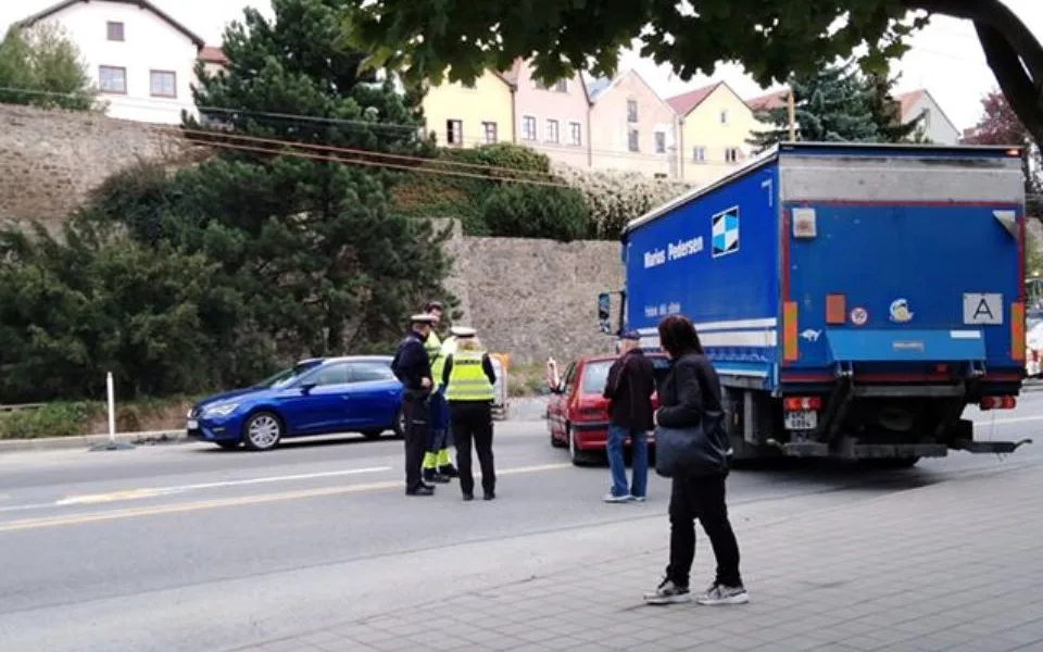 Dopravní kolaps u Cityparku. Nehoda osobáku a dodávky zastavila provoz v obou směrech