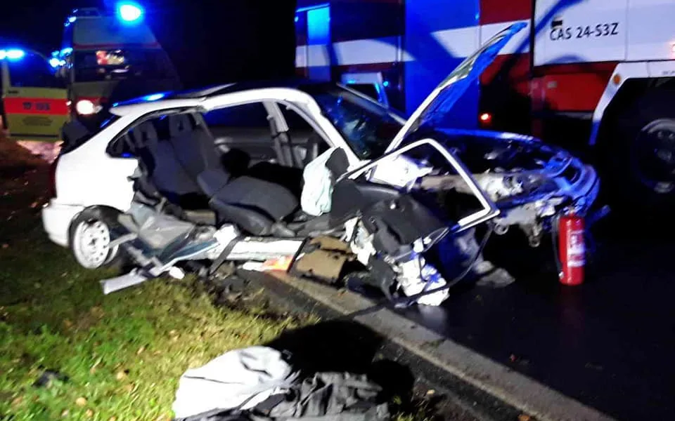 Hasiči v noci vyjížděli k nehodě osobáku. K vyproštění museli použít hydraulické zařízení 