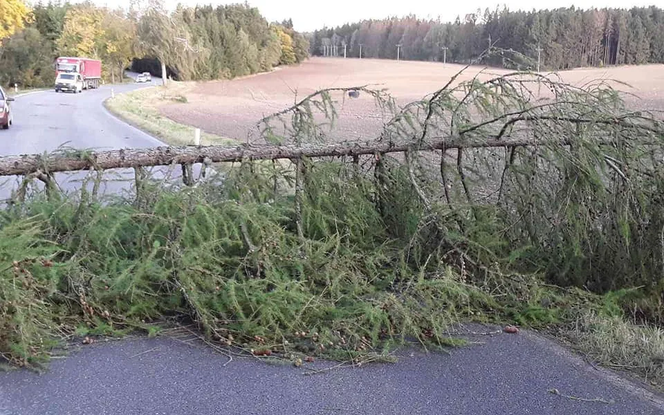Hasiči se při dnešní službě nezastaví. Od rána měli kvůli větru přes 40 výjezdů
