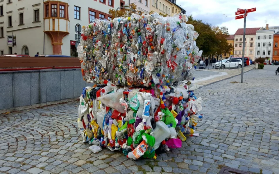 Balíky s plasty po Jihlavě zvou na netradiční výstavu. Začne už tuto středu