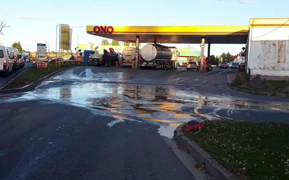 Na benzince na Žižkově ulici vytéká nafta. Kvůli proražené nádrži kamionu