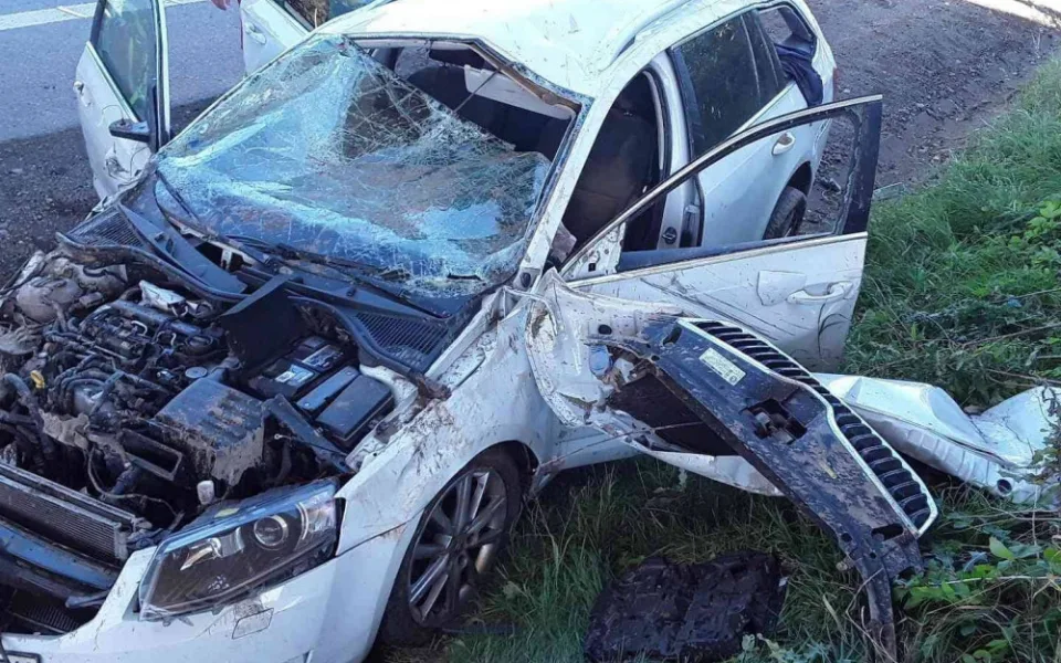Provoz na přivaděči omezila dopravní nehoda osobáku. Jedna osoba skončila v péči lékařů